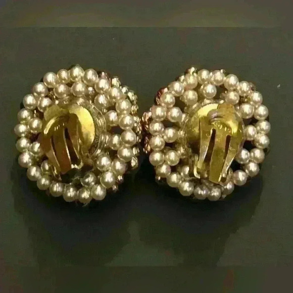 Vintage circular beaded clip on earrings - Picture 3 of 5